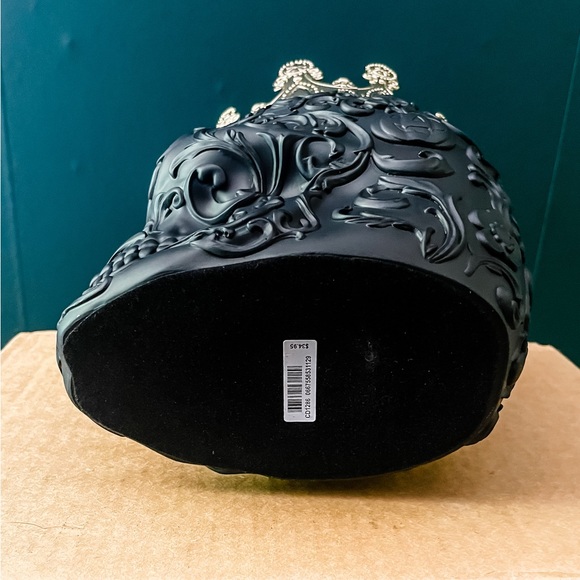 Bath and Body Works Filigree Skull 3 wick candle holder - Halloween 2023 - Picture 5 of 6